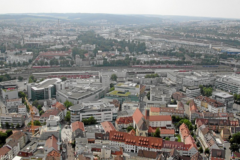 Bahn 161.jpg - Ulm mit dem Hauptbahnhof in der Bildmitte gesehen vom Turm des Ulmer Münster.